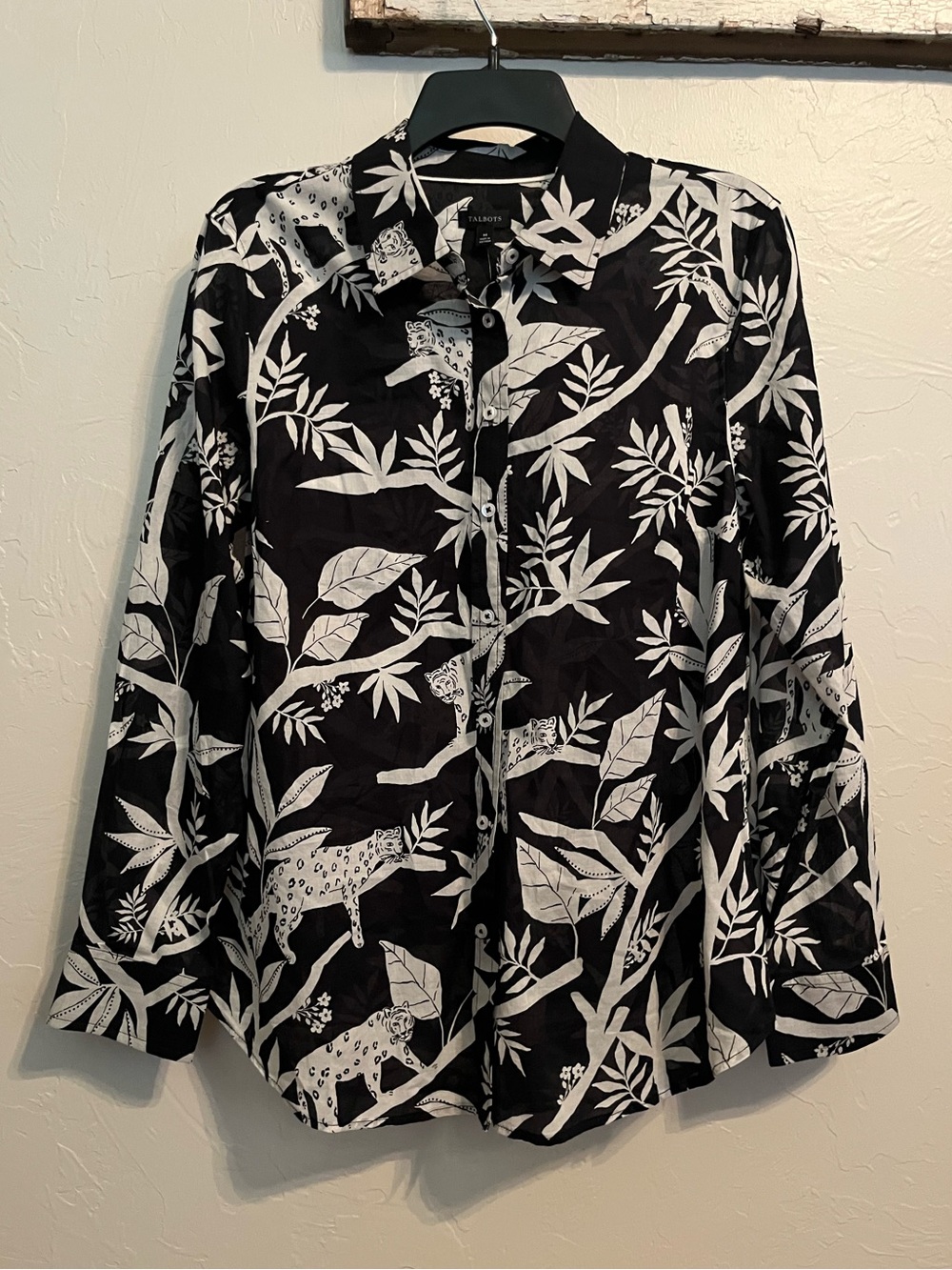 NWT TALBOTS Cotton Button Front Shirt in Tropical Panther Print Sz M Black White - Picture 4 of 10